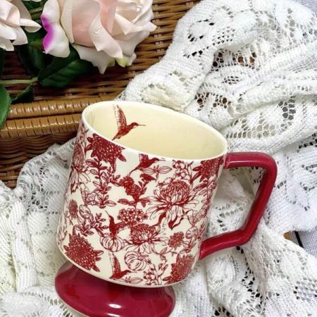 This Is A Forest Red Tall Cup, With Red Being The Main Color Of The Cup. There Are Floral Patterns On The Cup Body, With Rich Details That Showcase Nature. The Handle And Base Of The Cup Are Also Red, Echoing The Overall Warm And Comfortable Feeling. This Cup Design Is Suitable For Both Daily Use And As A Decorative Item To Add To The Aesthetics Of Your Home. Red